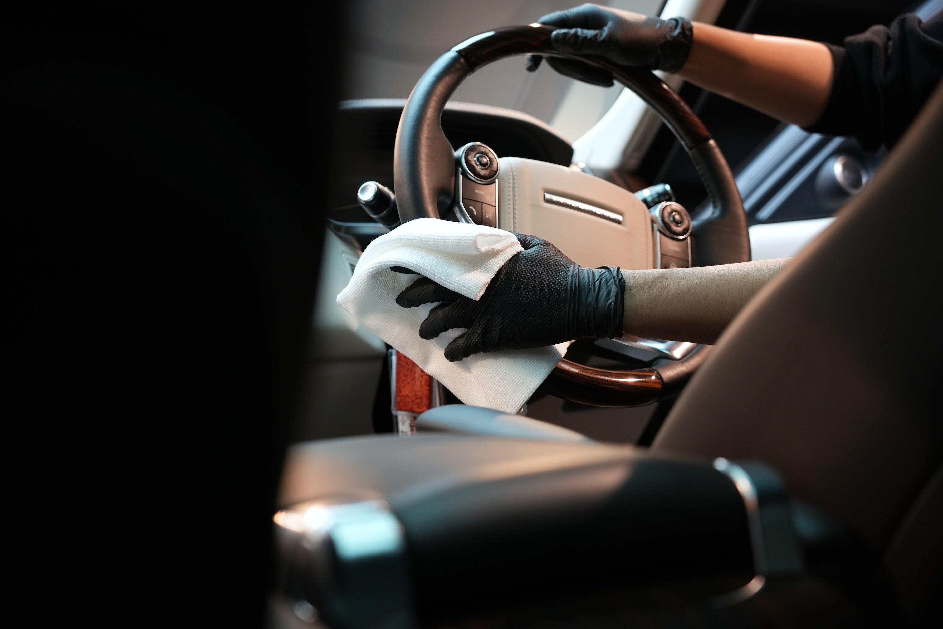 車の日焼け止め・ファンデーションの落とし方|内装、外装別に解説