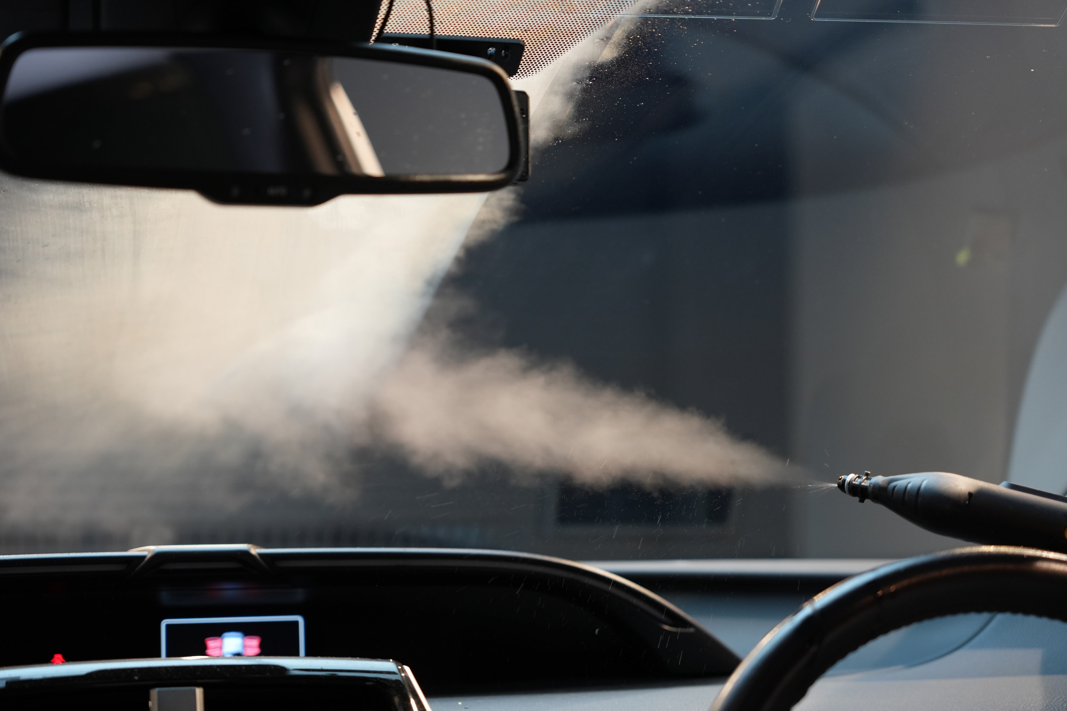 フロントガラスが曇る原因と対策｜窓の内側・外側ごとの対処法