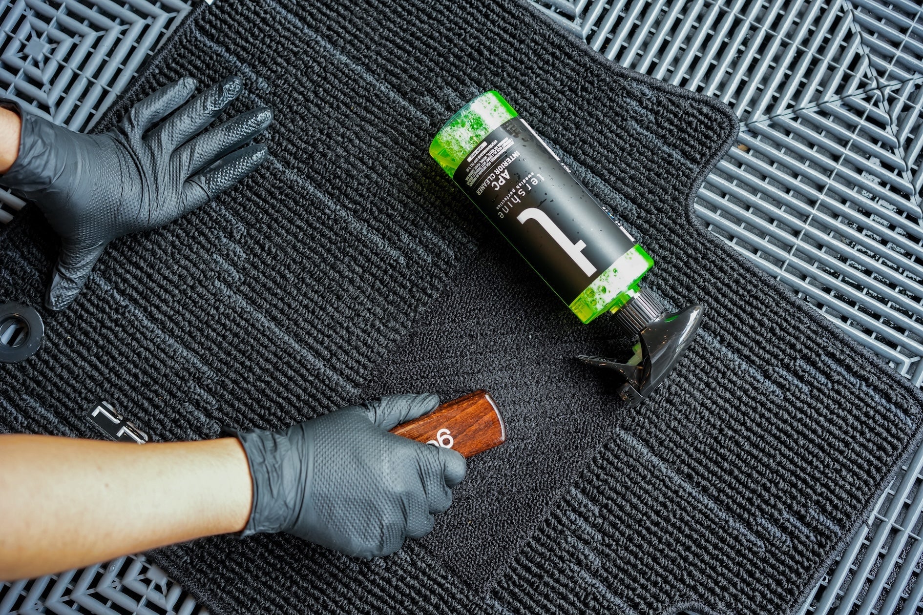 車のフロアマットの洗い方｜家庭でできる正しい手順と乾燥のコツ