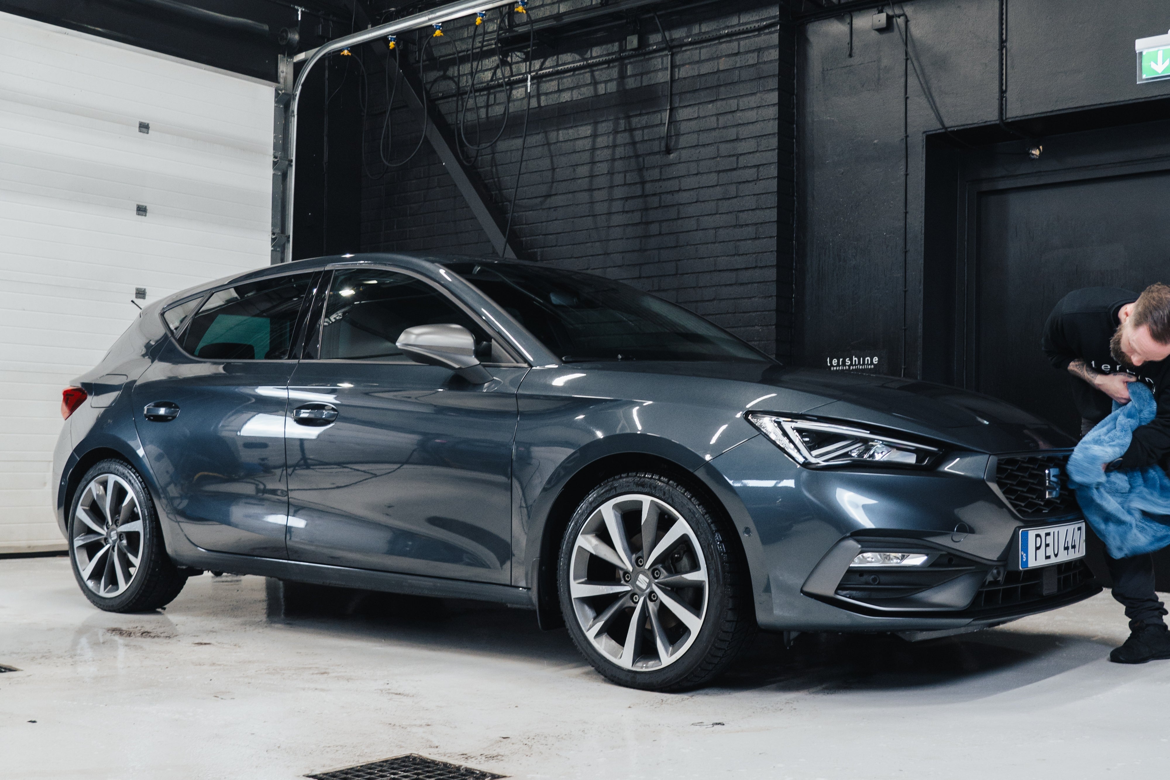 洗車機に入れる前にスプレーするだけ、一手間加えて綺麗に仕上げる方法