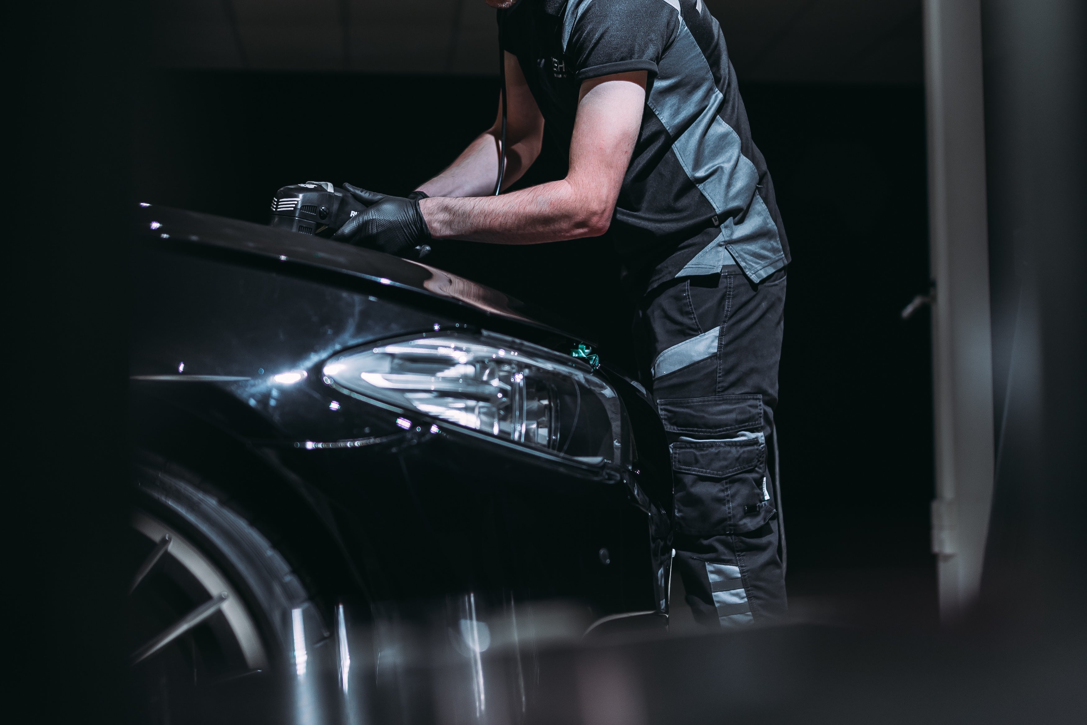 ヘッドライトの黄ばみ取り方法と原因｜メラニンスポンジや家庭用洗剤の効果も解説