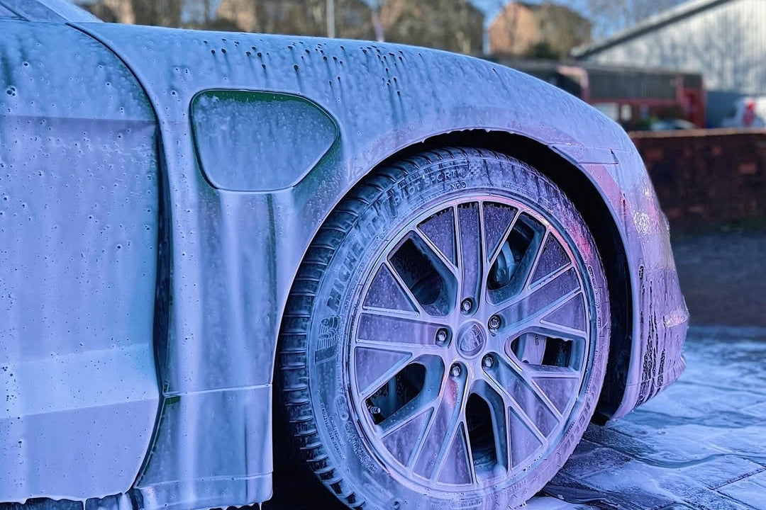 フォームガンを活用した泡洗車｜プロが教えるやり方とおすすめシャンプー